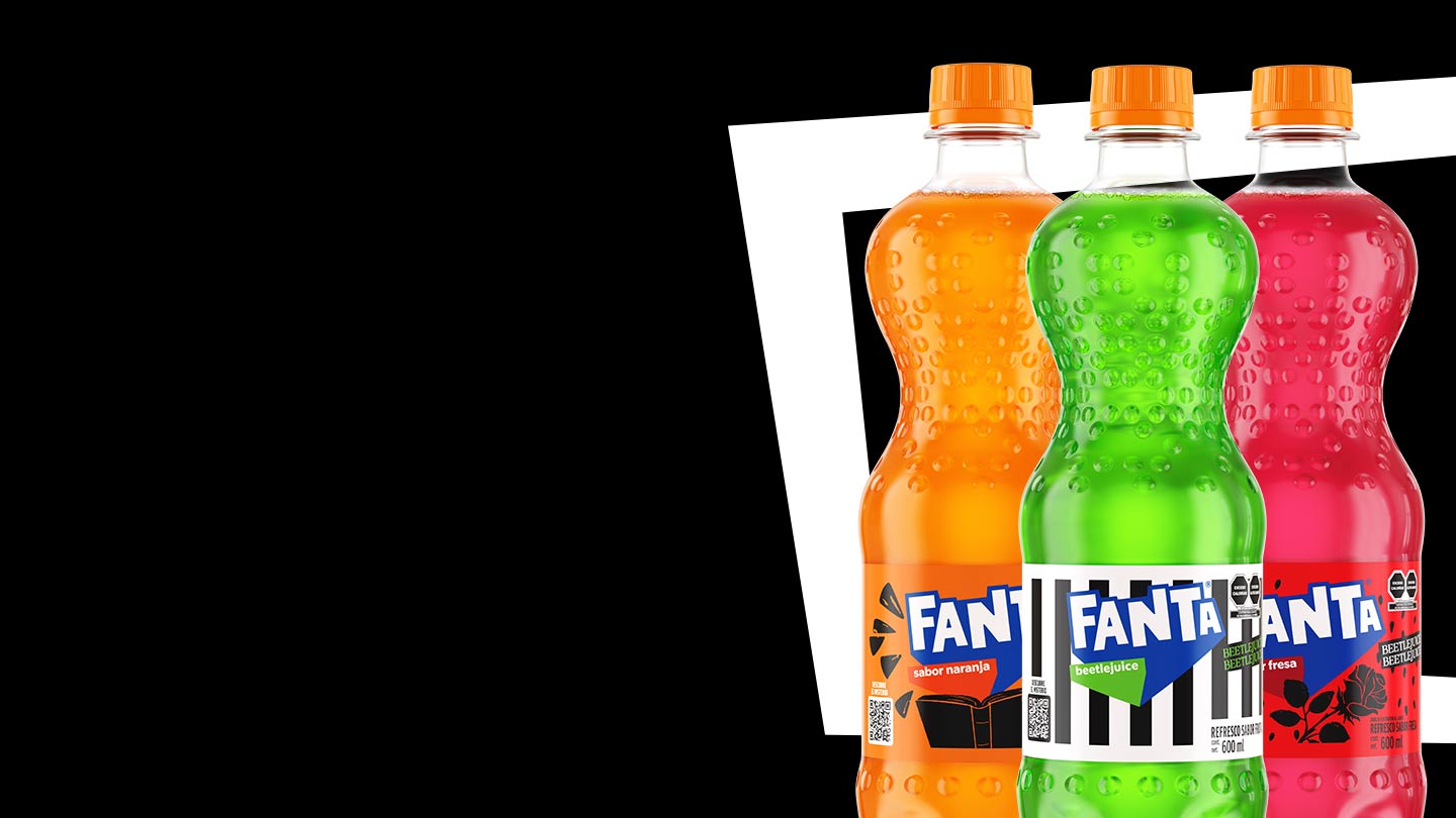 Tres botellas de Fanta de la edición limitada de Beetlejuice, cada una con un sabor diferente: naranja, fresa y la misteriosa Fanta.