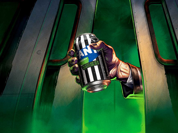 Puertas del tren del más allá abriéndose, en el interior hay una luz verde y neblina. De la puerta se asoma una mano tenebrosa sosteniendo la lata de la nueva Fanta Beetlejuice de edición limitada.