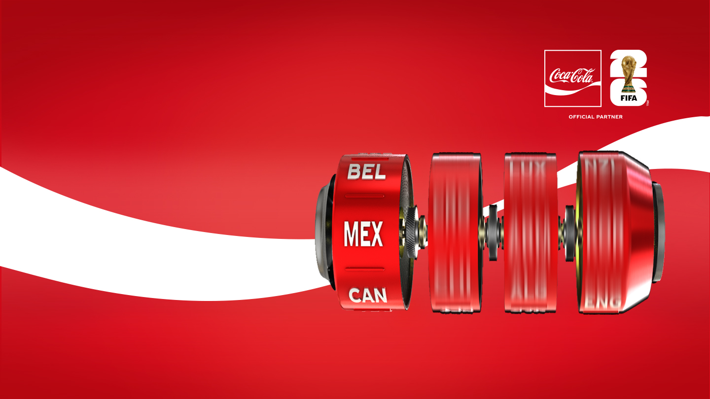 Imagen de Coca-Cola y FIFA World Cup con fondo rojo. Muestra cilindros rojos giratorios con abreviaturas de países como BEL, MEX, CAN, ENG.