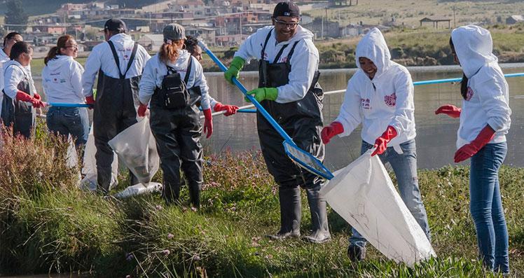 Un grupo de personas participa en la limpieza y reciclaje de residuos