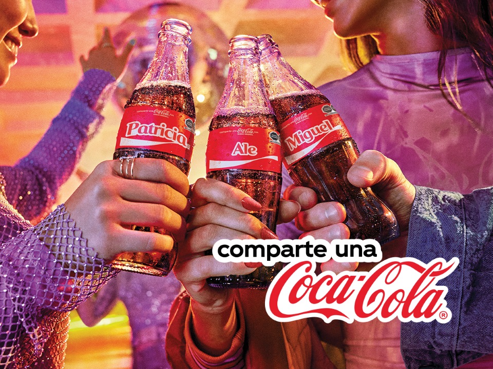 Tres personas sostienen cada una una botella de Coca-Cola de vidrio en una fiesta. Cada botella tiene en su etiqueta sus nombres: Patricia, Ale y Miguel.