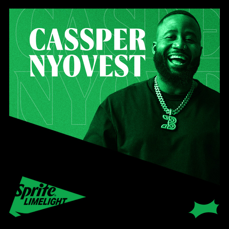 Cassper Nyovest, rapero sudafricano riendo sobre fondo verde.