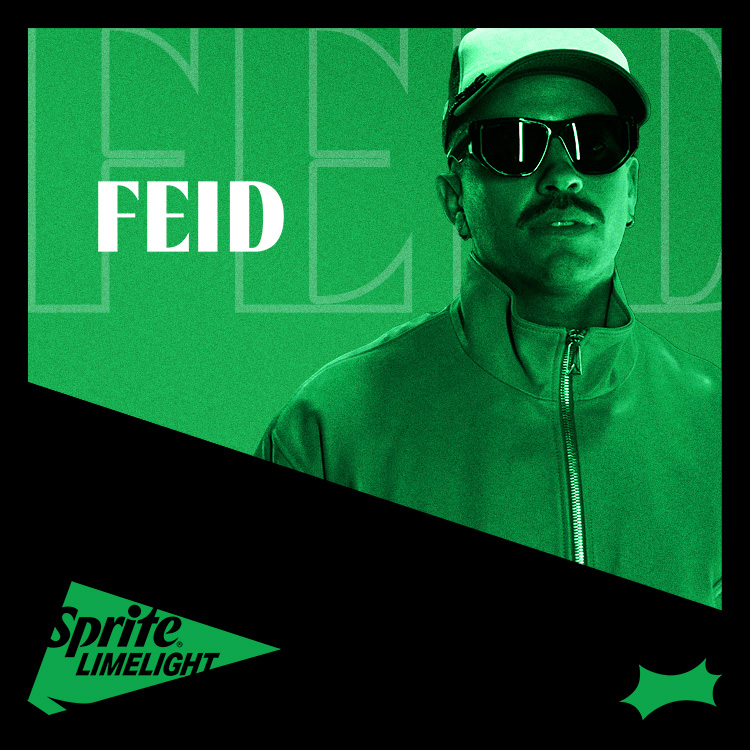 Feid, cantante urbano latino y compositor colombiano con lentes de sol sobre un fondo verde.