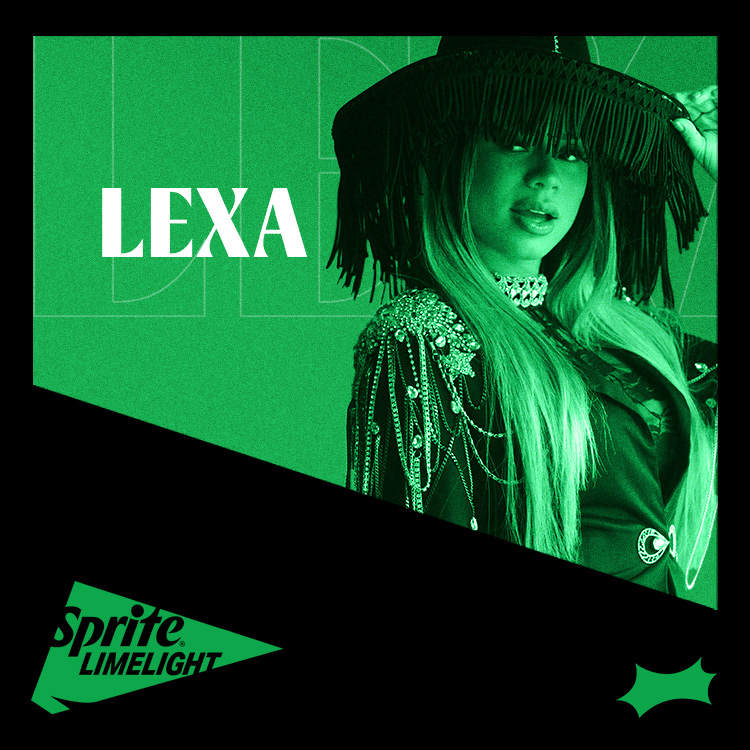 Lexa, cantante Brasilera con sombrero sobre fondo verde.