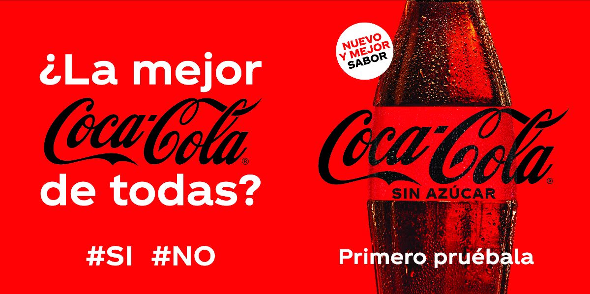Botella incompleta de Coca-Cola Sin Azúcar con texto y fondo rojo
