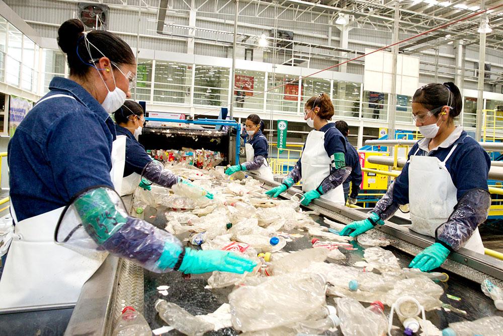 Mujeres trabajan en una planta de reciclaje
