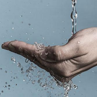 Agua cae sobre una mano