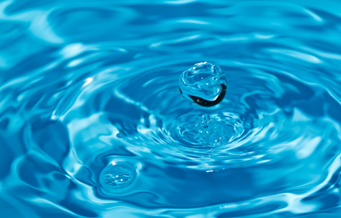 Una gota cae sobre una superficie de agua
