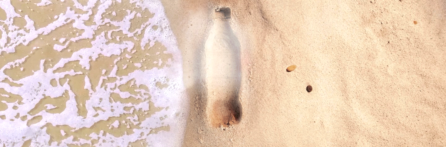 Silueta de una botella de Coca-Cola se forma sobre la arena
