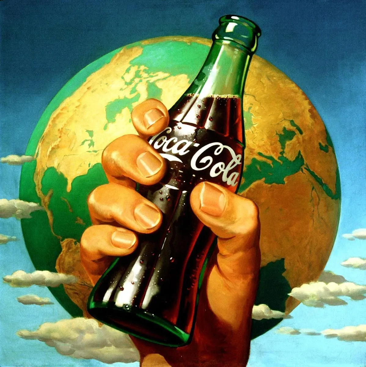Tangan memegang botol Coca-Cola dengan glob di latar belakang