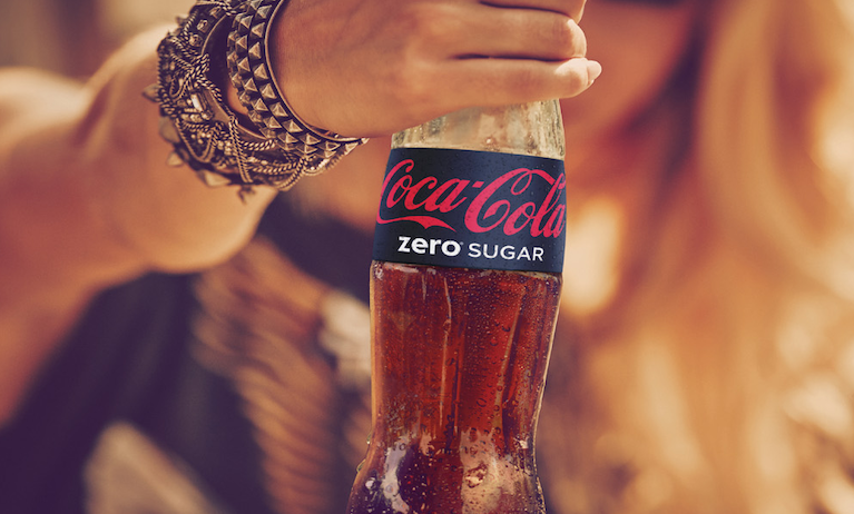 Tangan memegang sebotol Coca-Cola Zero Sugar