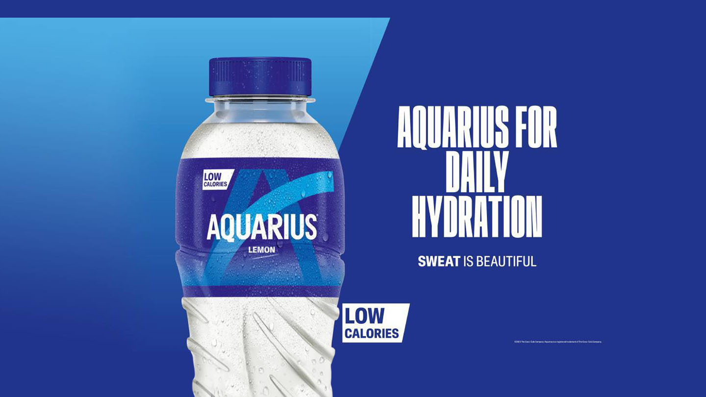 Een fles Aquarius-drank afgebeeld op een blauwe achtergrond, met de tekst 'Aquarius voor dagelijkse hydratatie