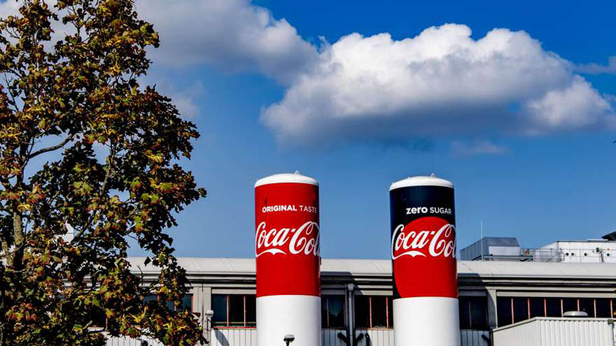 Een uitzicht van buiten de Coca-Cola fabriek in Nederland