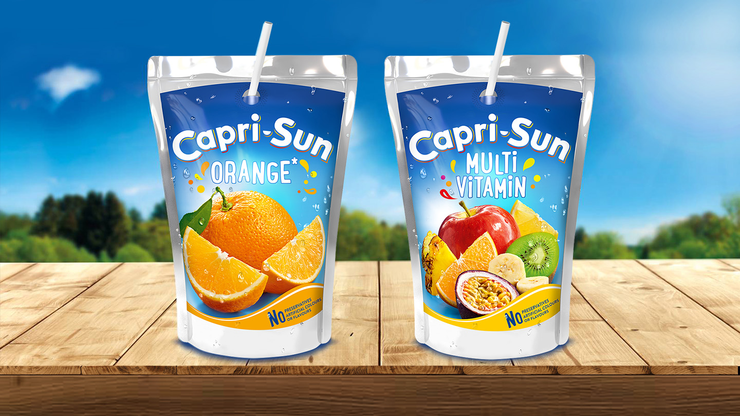 Het logo van Capri-sun met op de achtergrond het oranje van Capri-sun en multivitaminen