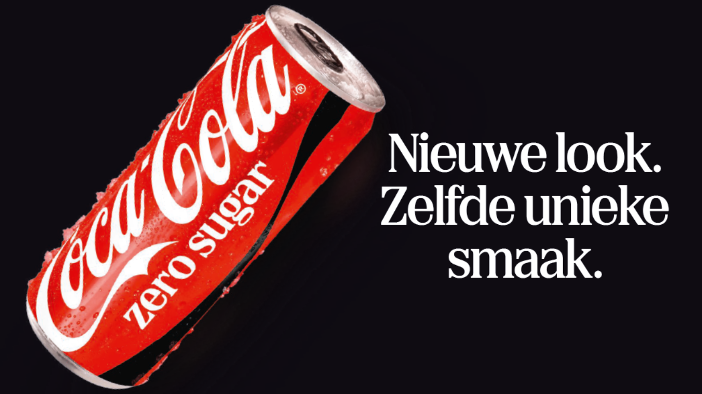 Een gekoeld Coca-Cola Zero Sugar blikje met condensdruppels schuin afgebeeld naast de tekst: “Nieuwe look. Zelfde unieke smaak.” op een donkere achtergrond.