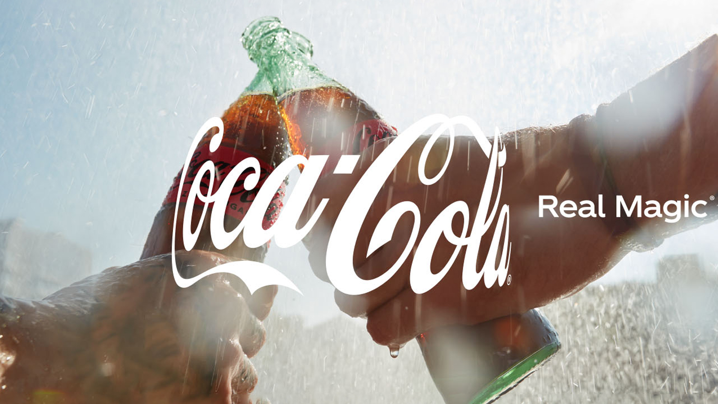 Het Coca-Cola Real Magic-logo met een achtergrond van oogverblindende Coca-Cola-flessen