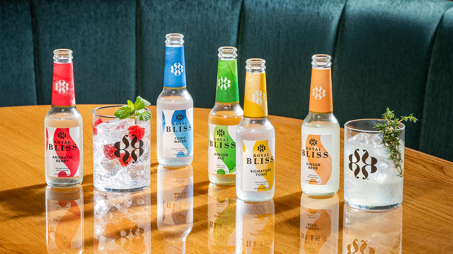 De bannerafbeelding toont verschillende smaken Royal Bliss tonic water