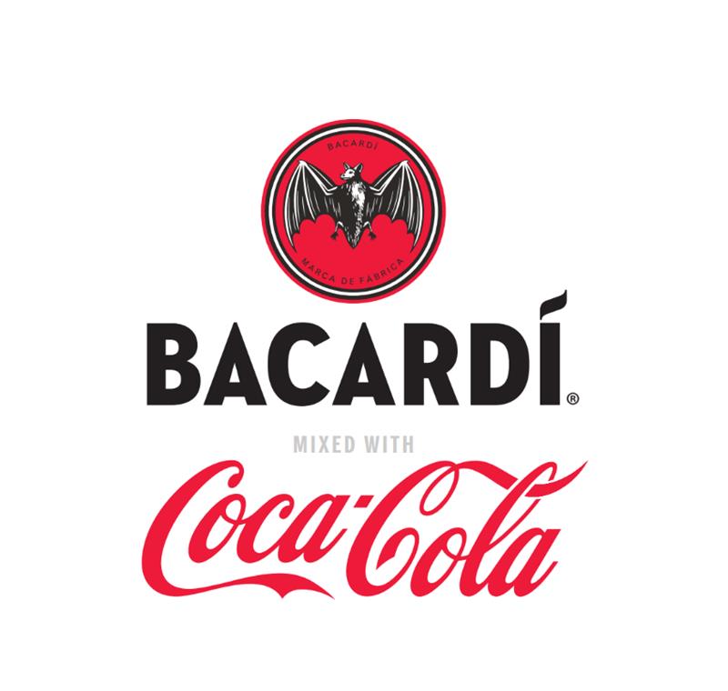 De afbeelding toont het logo van Bacardi boven de woorden "Bacardi mixed with Coca-Cola". Het Bacardi-logo bestaat uit een zwarte vleermuis in een rode cirkel met een zwarte rand en de tekst "Marca de Fabrica". Onder het Bacardi-logo staat "Coca-Cola" in rood, in het kenmerkende golvende lettertype van het merk. De achtergrond is wit.