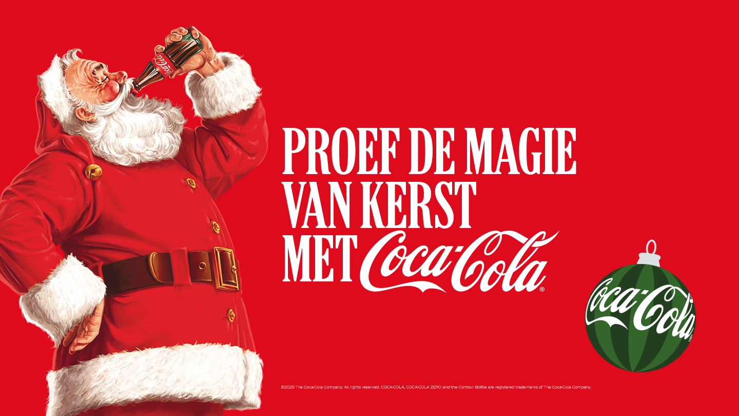 Illustratie van de kerstman in een rood pak met witte bontafwerking en zwarte riem, die een glazen fles Coca-Cola drinkt. Op de rode achtergrond staat in grote witte letters de tekst: "Proef de magie van kerst met Coca-Cola". Rechts onderaan staat een groene kerstbal met het witte Coca-Cola logo erop.
