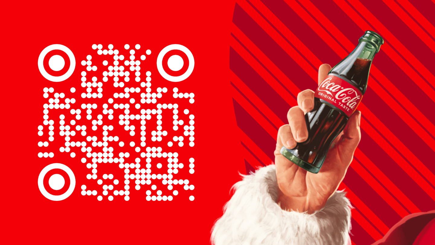 Afbeelding met een felle rode achtergrond. Links staat een grote witte QR-code. Rechts is een hand te zien, gekleed in de mouw van een rood kerstpak met witte bontrand, die een glazen fles Coca-Cola vasthoudt. De fles heeft een rood etiket met het witte Coca-Cola-logo en de tekst “Original Taste”. De achtergrond rechts heeft diagonale donkerrode strepen.