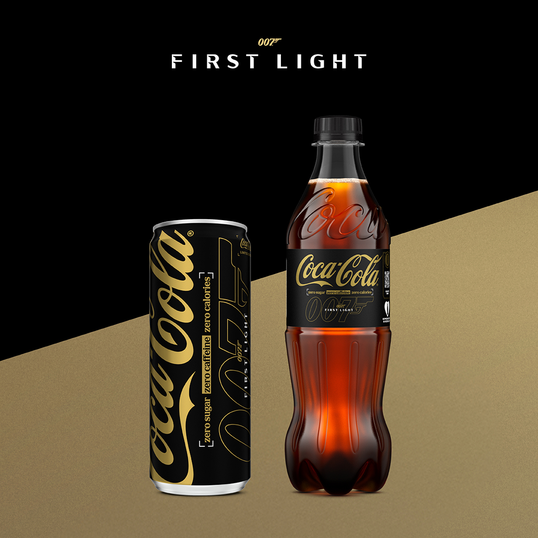 Coca‑Cola Zero Caffeine Zero Sugar blik en glazen fles in samenwerking met de videogame 007 First Light.