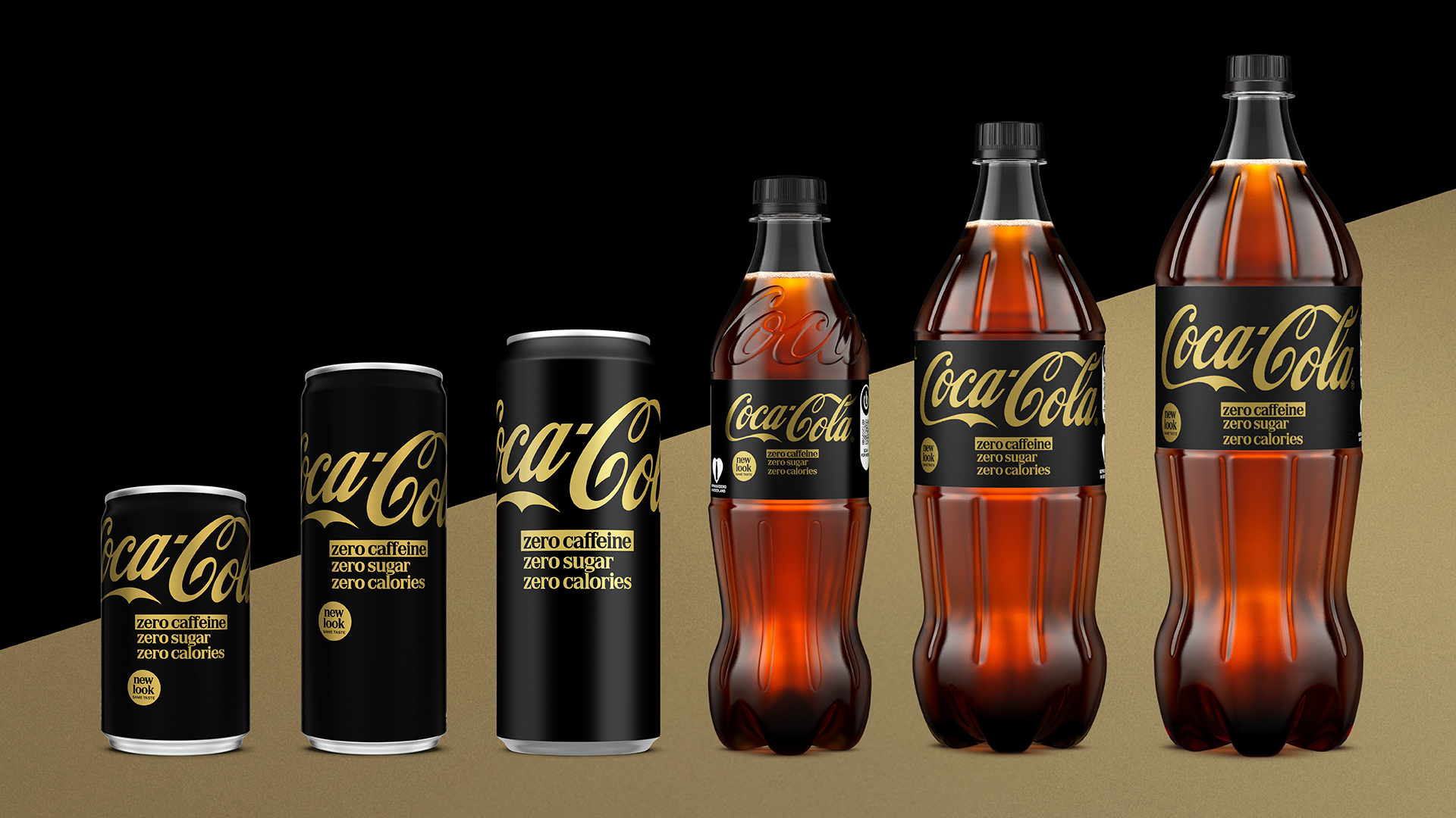 Verschillende verpakkingen van Coca‑Cola Zero Zero, waaronder flessen, blikjes en een multipack, gepresenteerd tegen een donkere achtergrond.