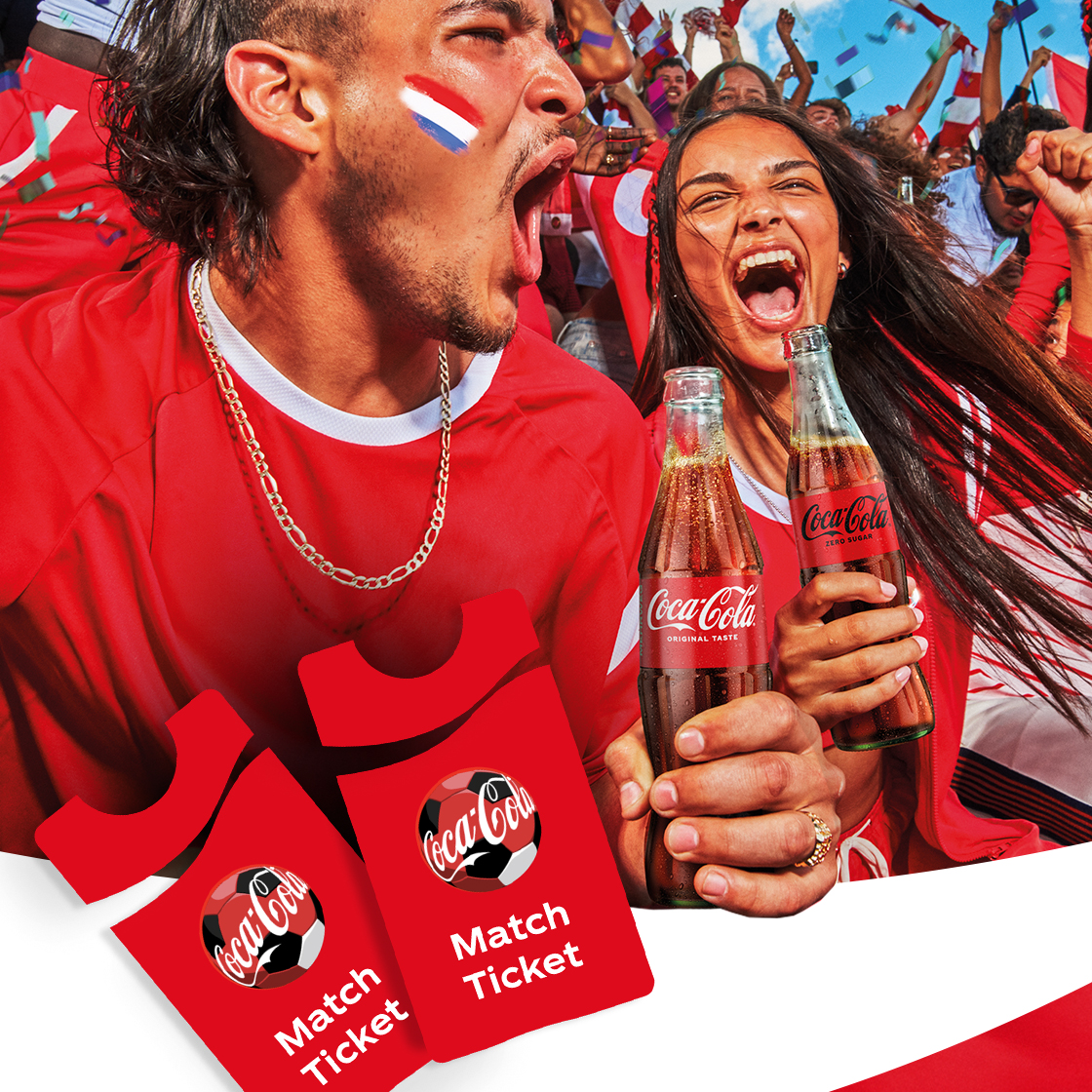 Feestelijke scène met supporters in rode kleding die juichen in een menigte en glazen flesjes Coca‑Cola vasthouden; op de voorgrond liggen twee rode Coca‑Cola‑matchtickets.