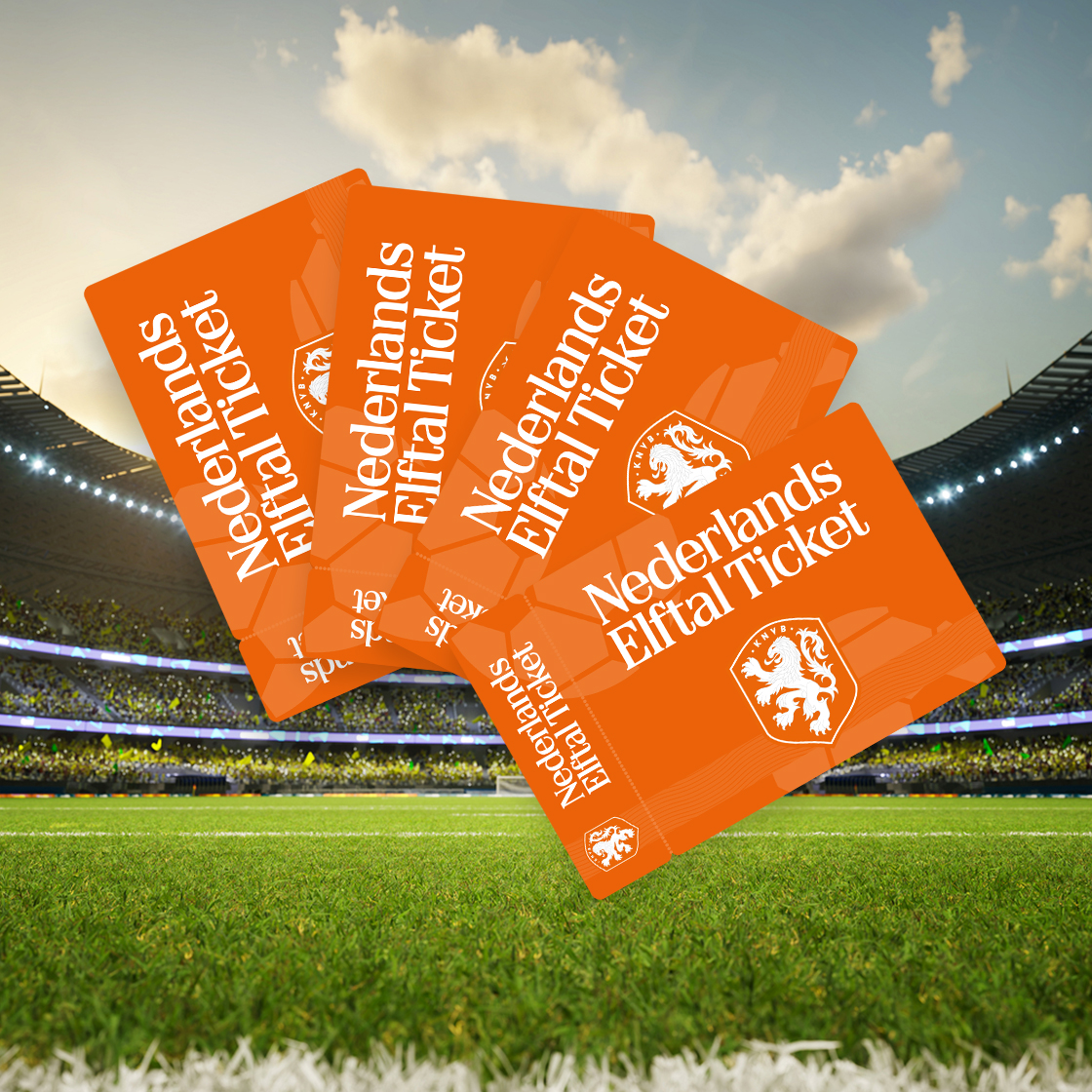 Vier oranje Nederlands Elftal‑tickets die waaier­vormig zijn afgebeeld boven een voetbalveld in een vol stadion, met tribunes en verlichting op de achtergrond.