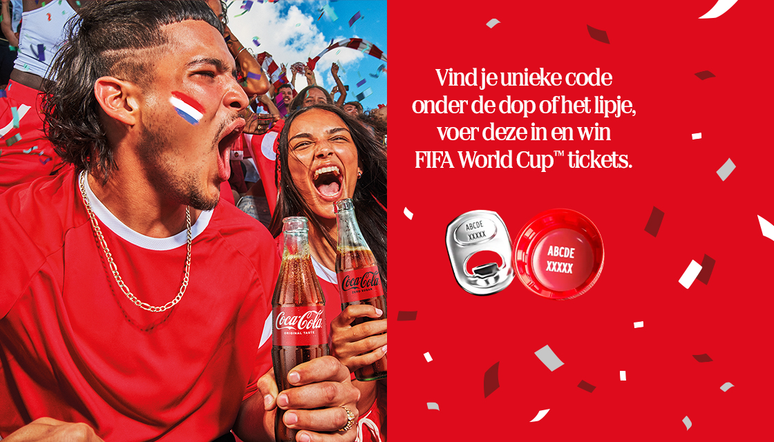 Feestelijke Coca‑Cola‑campagne met juichende supporters in rode kleding die glazen flesjes Coca‑Cola vasthouden, confetti in de lucht en promotietekst: “Vind je unieke code onder de dop of het lipje, voer deze in en win FIFA World Cup™ tickets.” Afbeeldingen van een flessendop en lipje met code staan rechts op een rode achtergrond.