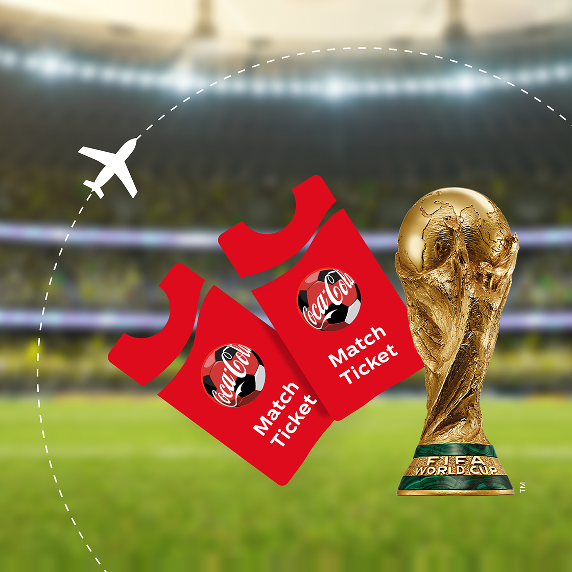 Twee rode Coca‑Cola‑matchtickets naast de FIFA World Cup‑trofee in een voetbalstadion, met een gestileerd vliegtuig en een stippellijn die reizen naar een wedstrijd symboliseren.