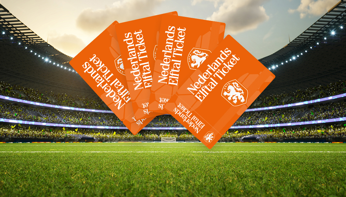 Vijf oranje Nederlands Elftal‑tickets in waaier­vorm boven een groen voetbalveld in een vol stadion met tribunes en verlichting.