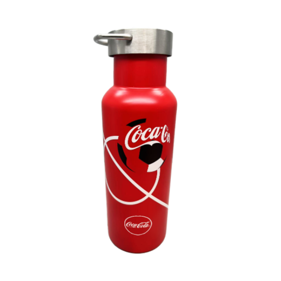 Rode herbruikbare drinkfles met het Coca‑Cola‑logo en een wit voetbalontwerp, voorzien van een metalen dop met draagring, tegen een witte achtergrond.
