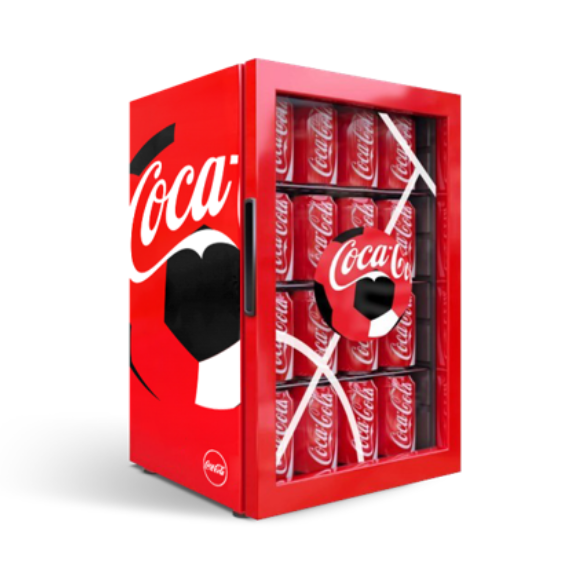Rode Coca‑Cola‑koelkast gevuld met blikjes Coca‑Cola, met op de zijkant en deur een voetbalontwerp en het Coca‑Cola‑logo, tegen een witte achtergrond.