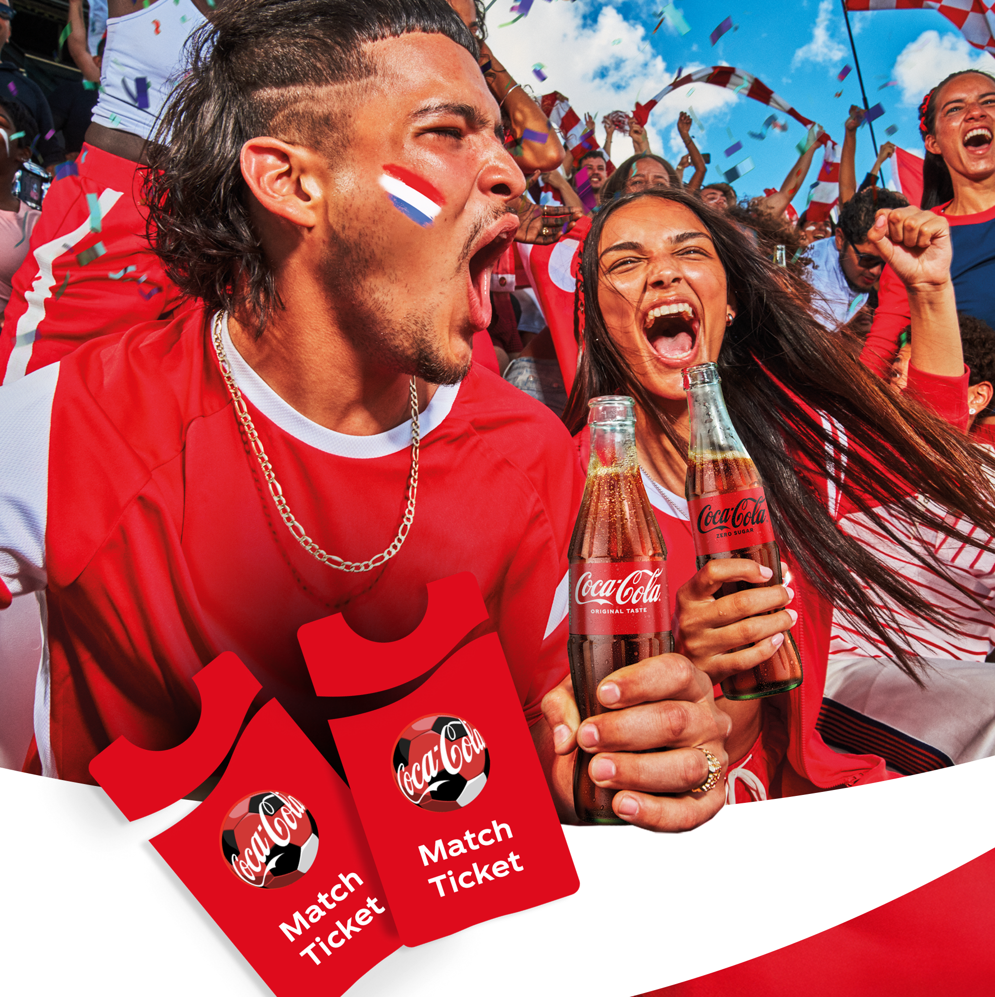 Twee juichende personen in rode kleding houden Coca‑Cola‑flesjes vast in een feestelijke supportersomgeving, met confetti en een rode promotiebanner waarop wordt uitgelegd dat je met een unieke code onder de dop of het lipje FIFA World Cup‑tickets kunt winnen.