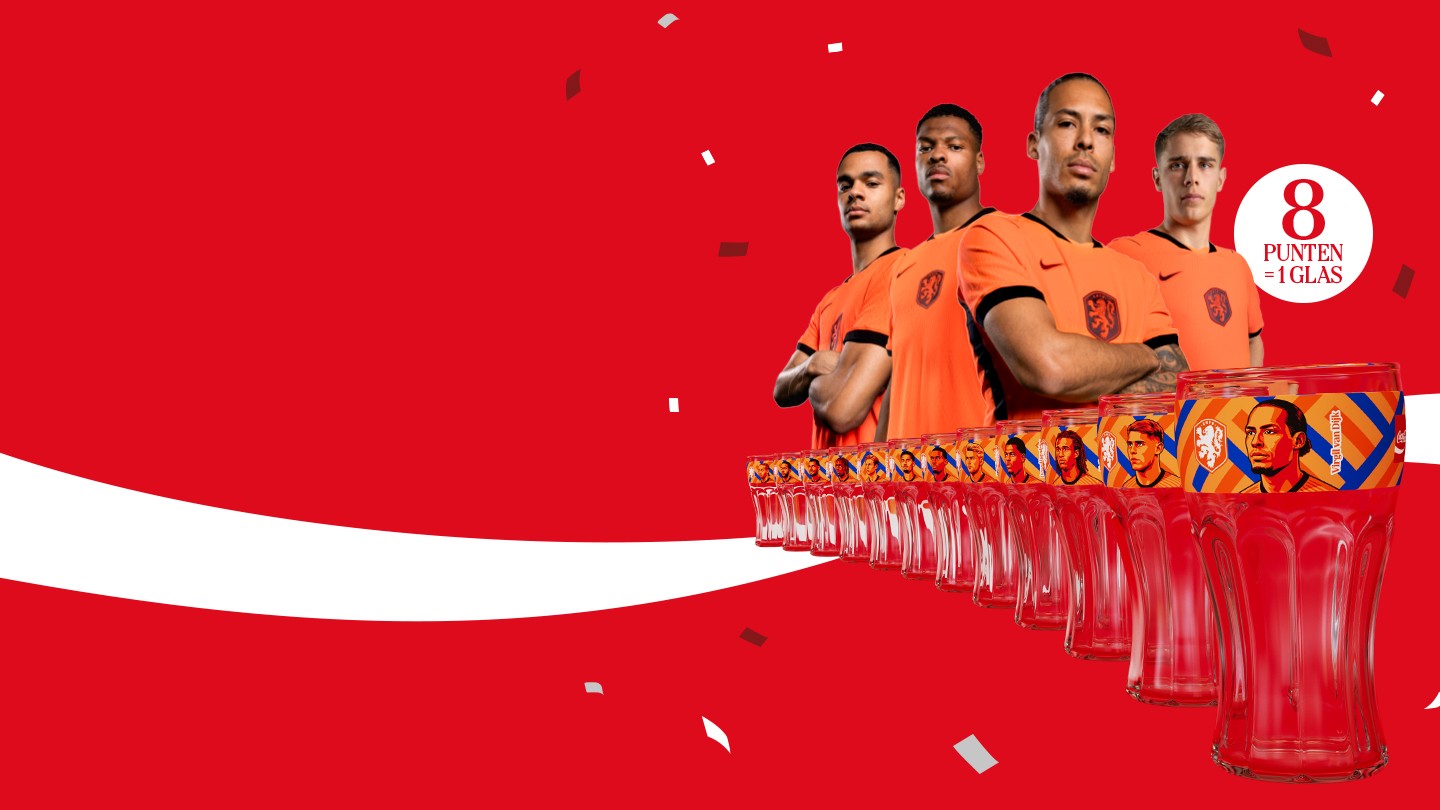 Rode promotieafbeelding met rechts een rij Coca‑Cola glazen met een oranje‑blauw ontwerp. Achter de glazen staan meerdere voetballers in oranje shirts met de armen over elkaar. Confetti zweeft in de lucht. In een witte cirkel staat de tekst: “8 punten = 1 glas”. De linkerkant van de afbeelding is grotendeels leeg met een witte golfvorm.