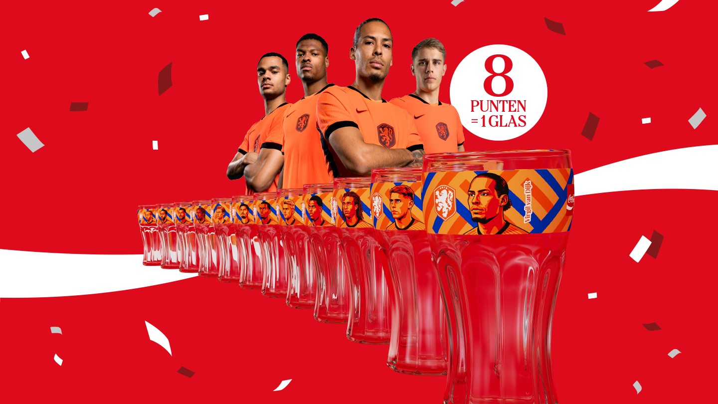 Rode promotieafbeelding met een rij glazen met een oranje‑blauw design. Achter de glazen staan meerdere voetballers in oranje shirts met de armen over elkaar. Confetti zweeft in de lucht. In een witte cirkel staat de tekst: “8 punten = 1 glas”.