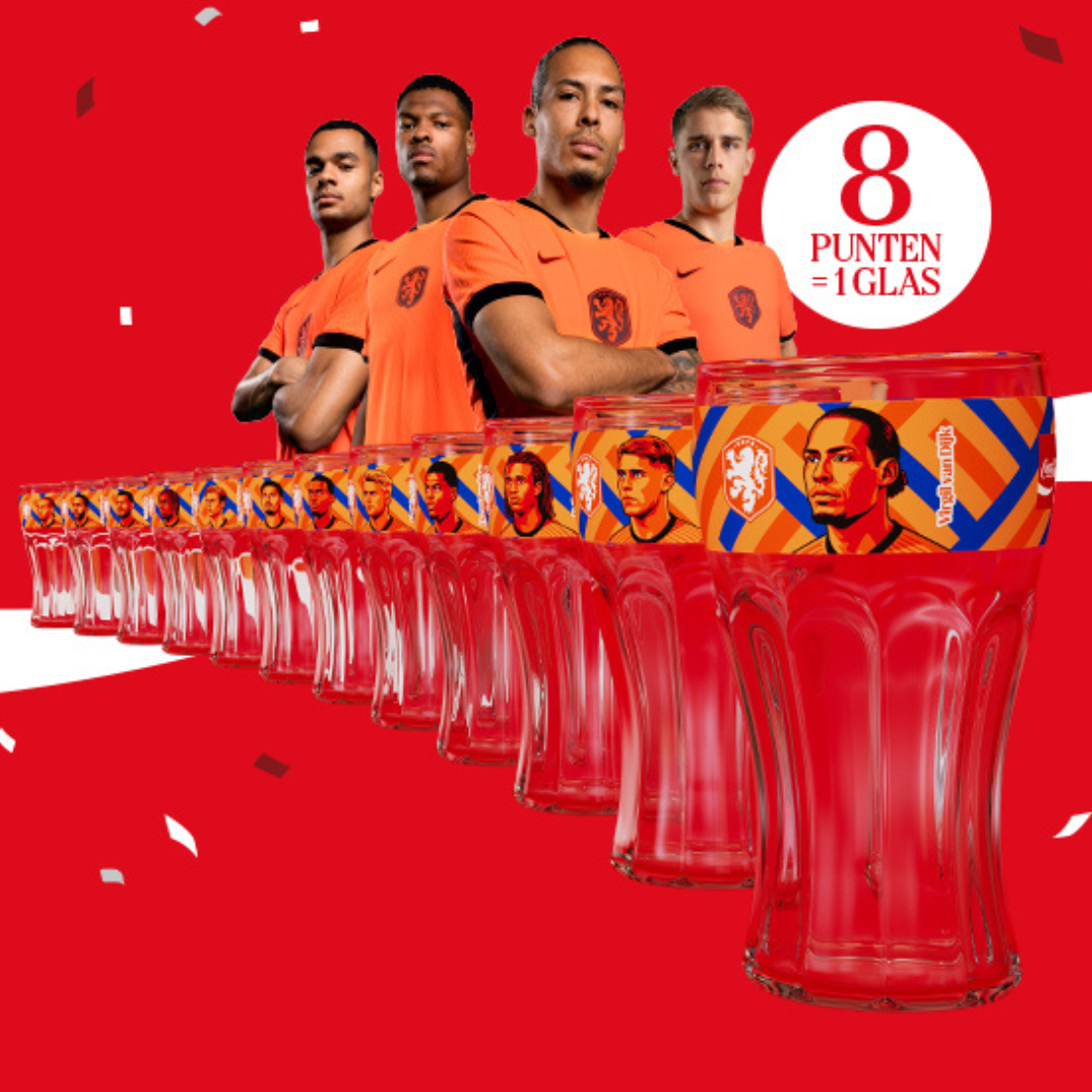 Rode promotieafbeelding met op de voorgrond een lange rij Coca‑Cola glazen met een oranje‑blauw design. Daarachter staan vier voetballers in oranje shirts met gekruiste armen. Confetti zweeft in de lucht. Rechtsboven staat in een witte cirkel de tekst: “8 punten = 1 glas”.