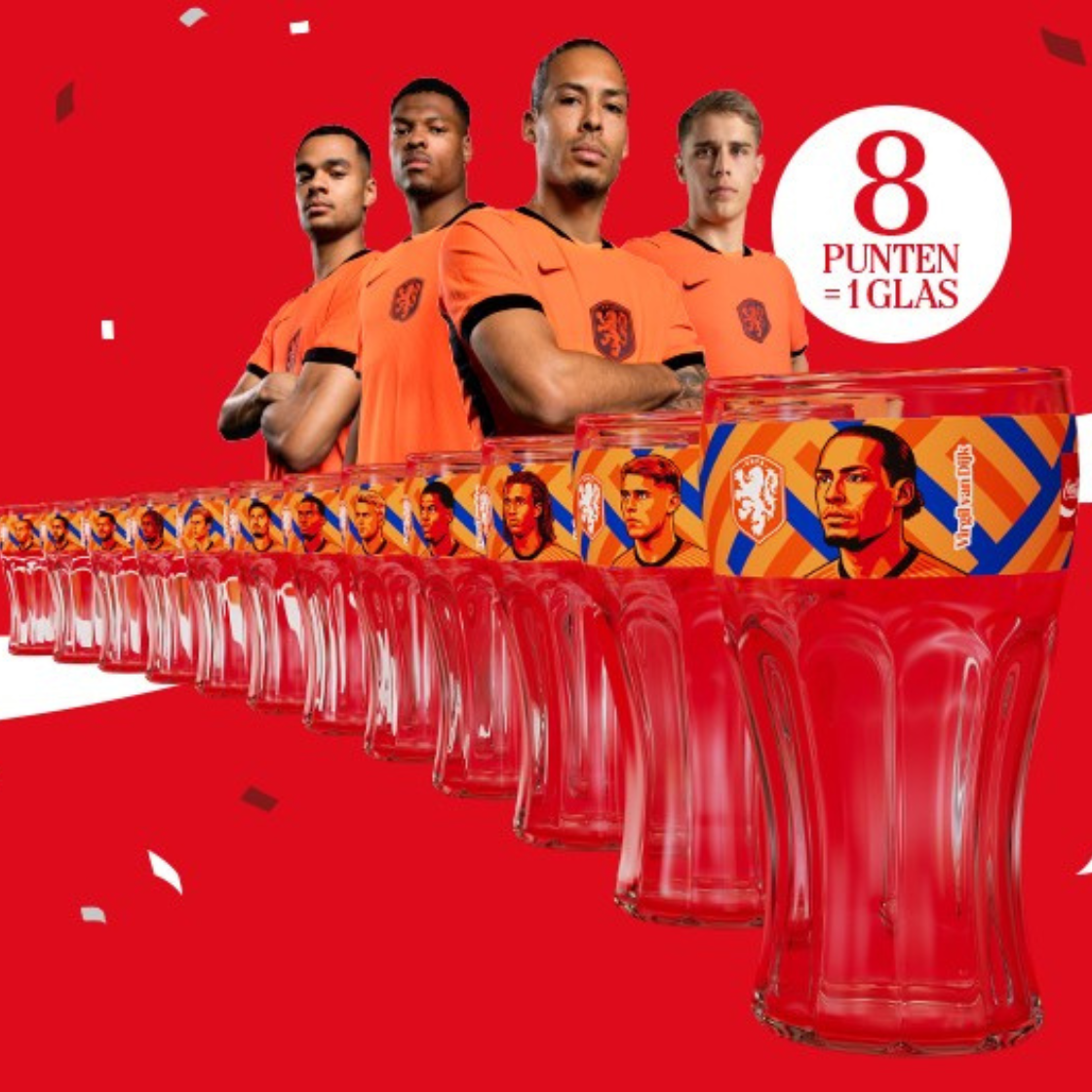 Rode promotieafbeelding met op de voorgrond een lange rij Coca‑Cola glazen met een oranje‑blauw design. Daarachter staan vier voetballers in oranje shirts met gekruiste armen. Confetti zweeft in de lucht. Rechtsboven staat in een witte cirkel de tekst: “8 punten = 1 glas”.