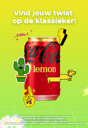 Je ziet een blikje Coca-Cola Lemon tegen een felgele en groene achtergrond. Rondom het blikje staan speelse illustraties, zoals een cactus, een gele bliksemschicht, een hand met een schuimvinger en een gele teckel. Bovenaan staat de tekst: "Vind jouw twist op de klassieker!" in witte letters.