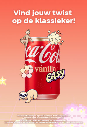 Je ziet een blikje Coca-Cola Vanilla tegen een zalmroze achtergrond. Rondom het blikje staan illustraties, zoals een vrouw die op het blikje zit, een wolk met bloemen, het woord “EASY” in speelse letters, een luiaard en een bloem met een gezichtje. Bovenaan staat de tekst: "Vind jouw twist op de klassieker!" in witte letters.