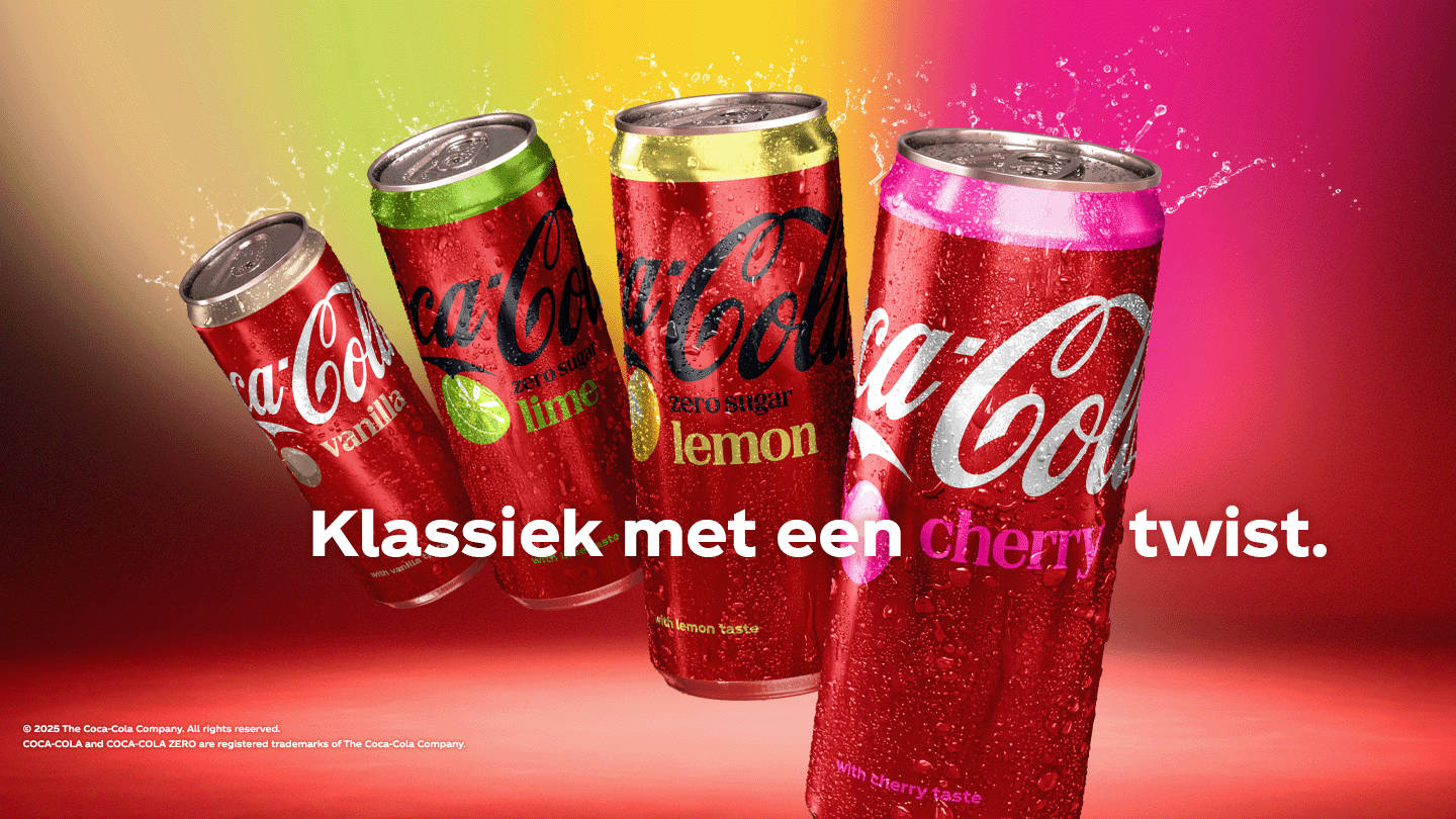 Op de afbeelding zie je vier gekoelde blikjes Coca-Cola in verschillende smaken: vanilla, zero sugar lime, zero sugar lemon en cherry. Ze staan tegen een kleurrijke achtergrond van geel, groen, roze en rood, terwijl er verfrissend water over de blikjes spat. Onderaan in het midden staat de tekst: "Klassiek met een twist."