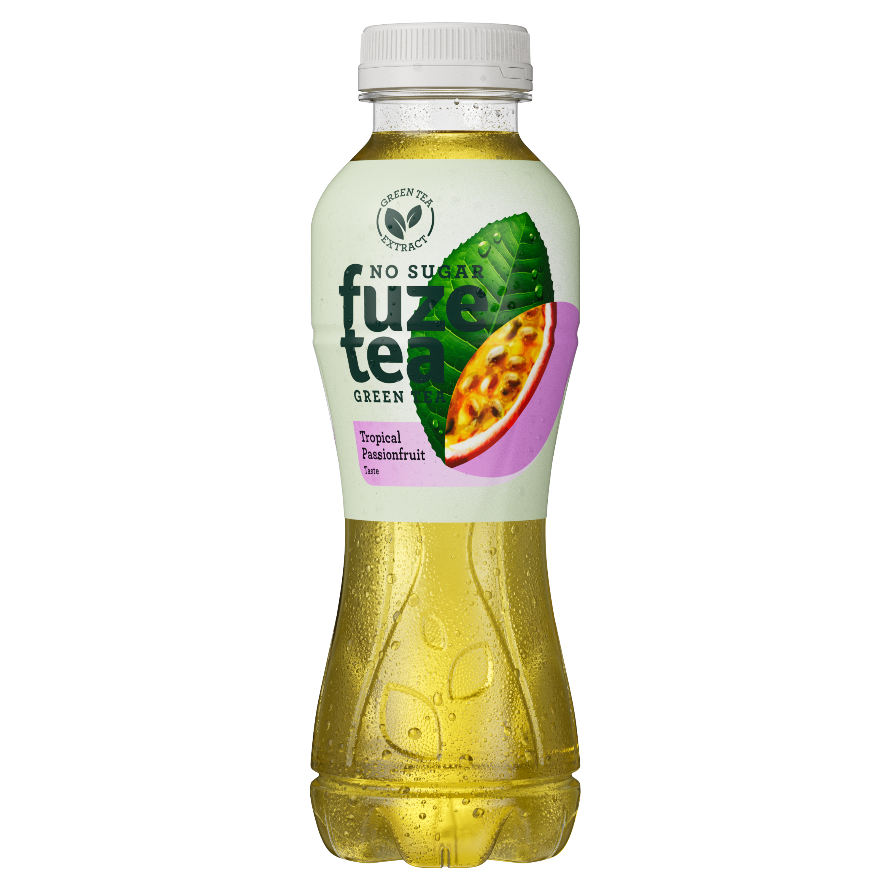 Een doorzichtige plastic fles Fuze Tea Peach Tropical Passionfruit No Sugar met een witte dop. Het etiket is wit en groen en toont een afbeelding van een perzikpartje en een kleine witte vlierbloesem. Op het etiket staat de tekst "No Sugar," "Fuze Tea Infused," en "Peach Tropical Passionfruit No sugar." De amberkleurige drank is zichtbaar door de fles.