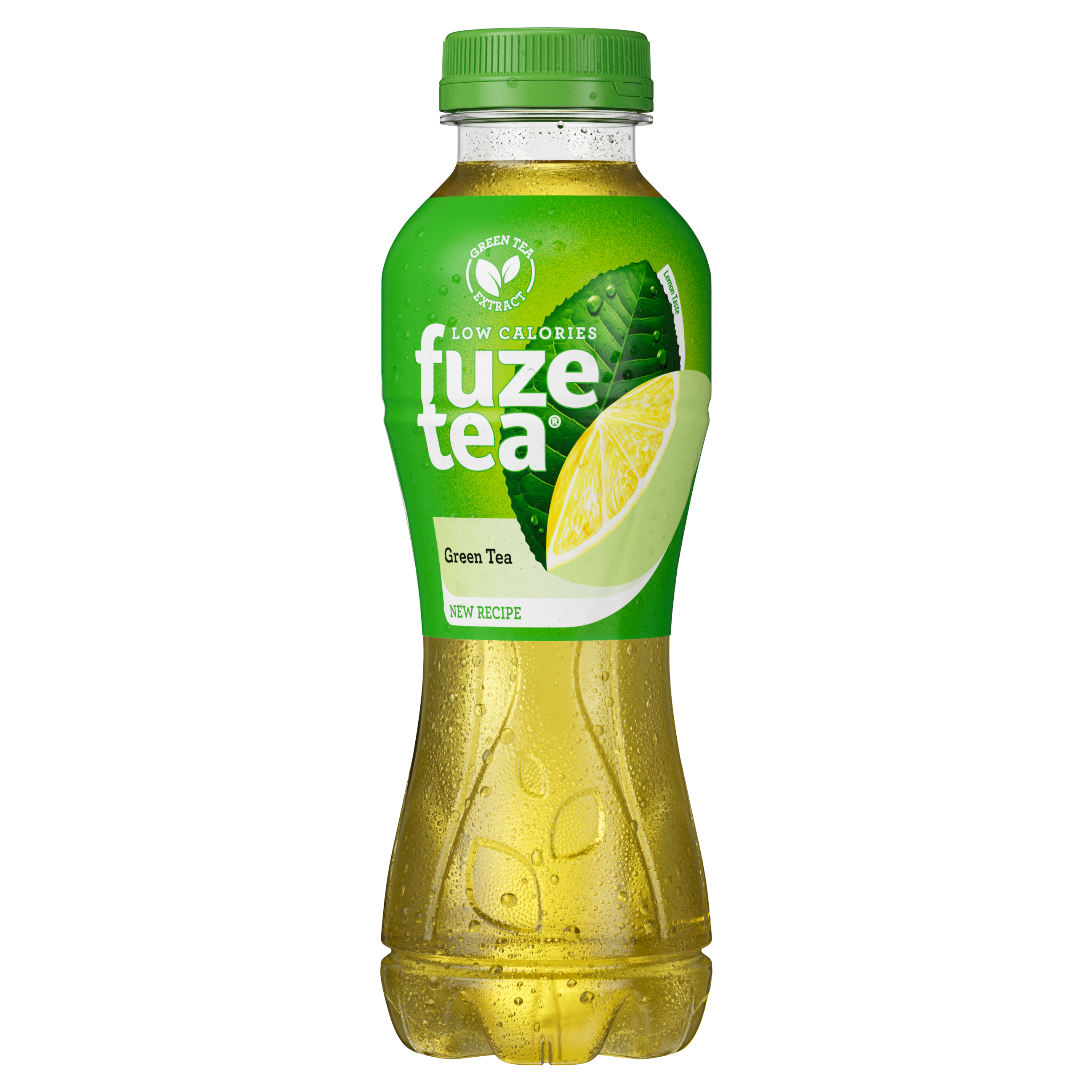 Een doorzichtige plastic fles Fuze Tea Green Tea met een groene dop. Het etiket is groen met een afbeelding van een citroenpartje en een theeblad. Op het etiket staat de tekst "Low Calories," "Fuze Tea Infused," en "Green Tea." De gouden kleur van de drank is zichtbaar door de fles.