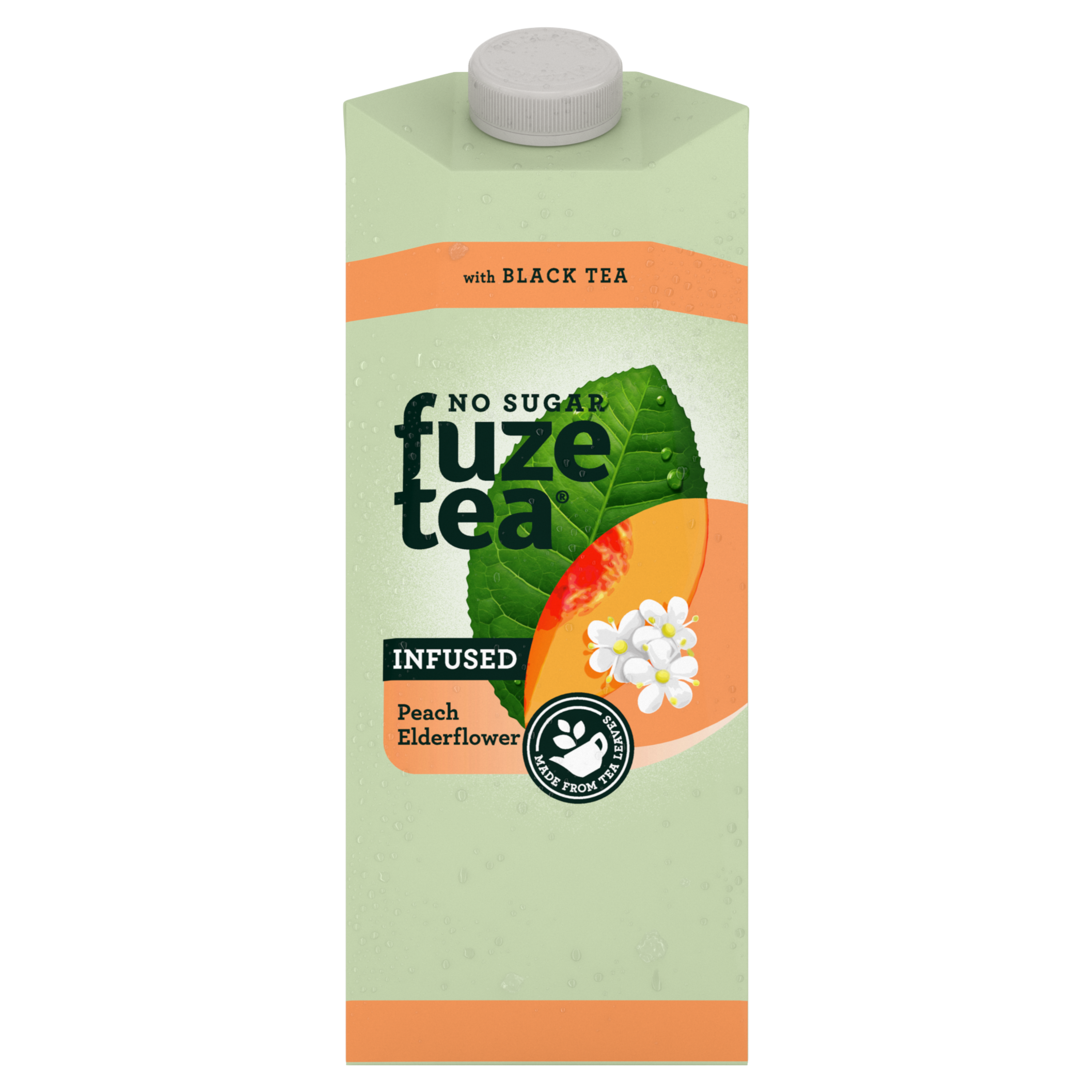 Een doorzichtige plastic fles Fuze Tea Peach Elderflower met een witte dop. Het etiket is wit en groen en toont een afbeelding van een perzikpartje en een kleine witte vlierbloesem. Op het etiket staat de tekst "No Sugar," "Fuze Tea Infused," en "Peach Elderflower." De amberkleurige drank is zichtbaar door de fles.