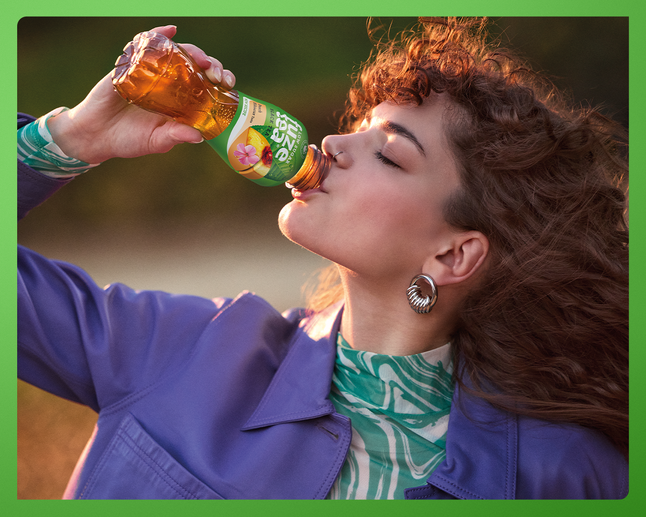 Jongere die buiten een flesje Fuzetea drinkt