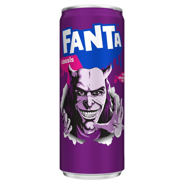 Een paars blikje Fanta cassis met bovenaan het Fanta-logo in witte en blauwe letters. Op het blikje staat een illustratie van een figuur met hoorns en uitgestrekte handen, die door een gescheurde achtergrond van paars en wit lijkt te breken.