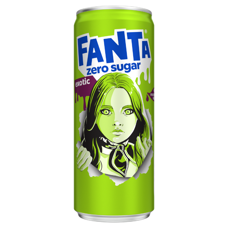 Een felgroen blikje Fanta zero sugar exotic met bovenaan het Fanta-logo in witte en blauwe letters. Op het blikje staat een illustratie van een figuur met lang haar en een sjaal om de hals, die door een gescheurde achtergrond van groen, paars en wit lijkt te breken.