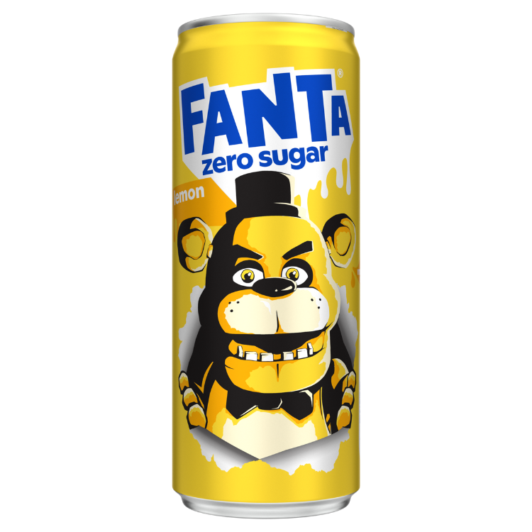 Een geel blikje Fanta zero sugar lemon met bovenaan het Fanta-logo in witte en blauwe letters. Op het blikje staat een illustratie van een gele beer met zwarte hoed en strik, die door een gescheurde achtergrond van geel en wit lijkt te breken.