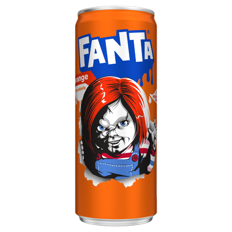 Een oranje blikje Fanta met groot wit-blauw Fanta-logo bovenaan en een illustratie van een personage met feloranje haar en een blauw tuinpak tegen een achtergrond van oranje en witte verfspatten.