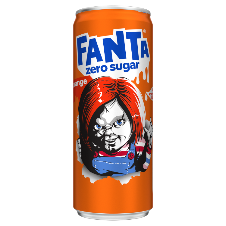 Een oranje blikje Fanta zero sugar met bovenaan het Fanta-logo in witte en blauwe letters. Op het blikje staat een illustratie van een figuur met feloranje haar, een rood-wit gestreepte mouw en een blauw tuinpak, tegen een achtergrond van oranje en witte verfspatten.